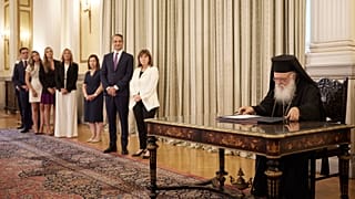 Ο Αρχιεπίσκοπος Αθηνών Ιερώνυμος υπογράφει το σχετικό πρωτόκολλο, μετά την τελετή ορκωμοσίας του νέου πρωθυπουργού Κυριάκου Μητσοτάκη (φώτο αρχείου)