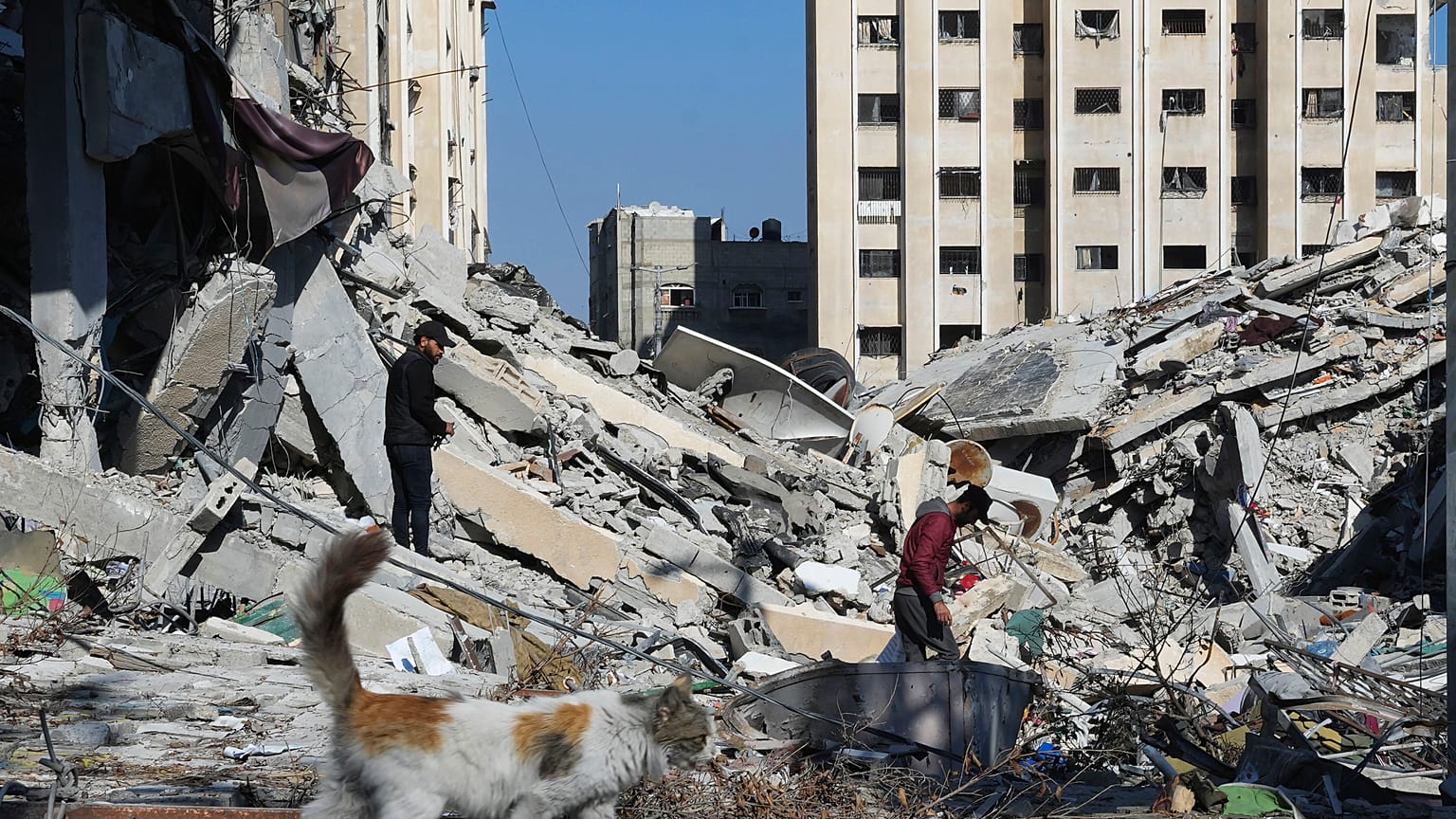Edificaciones destruidas este viernes después de un bombardeo israelí en el campo de refugiados de Nusseirat, en la Franja de Gaza