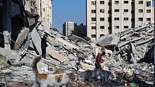 Edificaciones destruidas este viernes después de un bombardeo israelí en el campo de refugiados de Nusseirat, en la Franja de Gaza