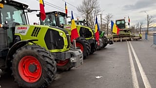 Des tracteurs bloquent le passage de Siret en Roumanie, à la frontière avec l'Ukraine.
