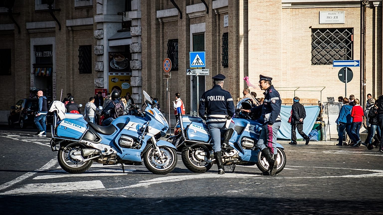 Le programme Città 30 (Ville 30), très contesté, vise à réduire les accidents de la route et à améliorer la qualité de l'air. 