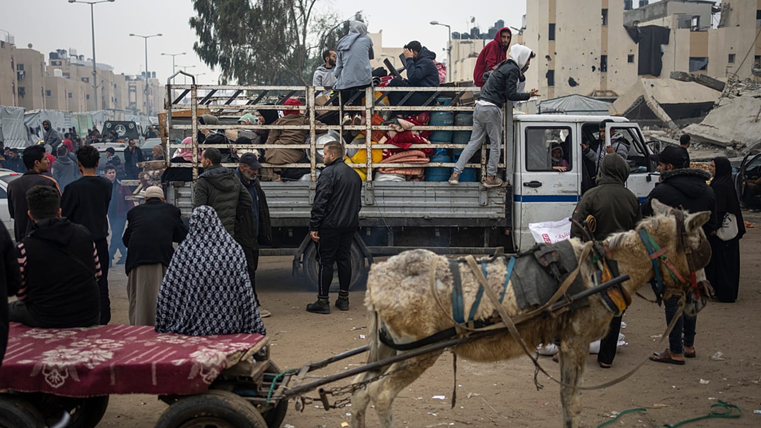فلسطينيون نازحون بسبب القصف الإسرائيلي لقطاع غزة يصلون إلى مخيم مؤقت في منطقة المواصي، 28 ديسمبر، 2023.