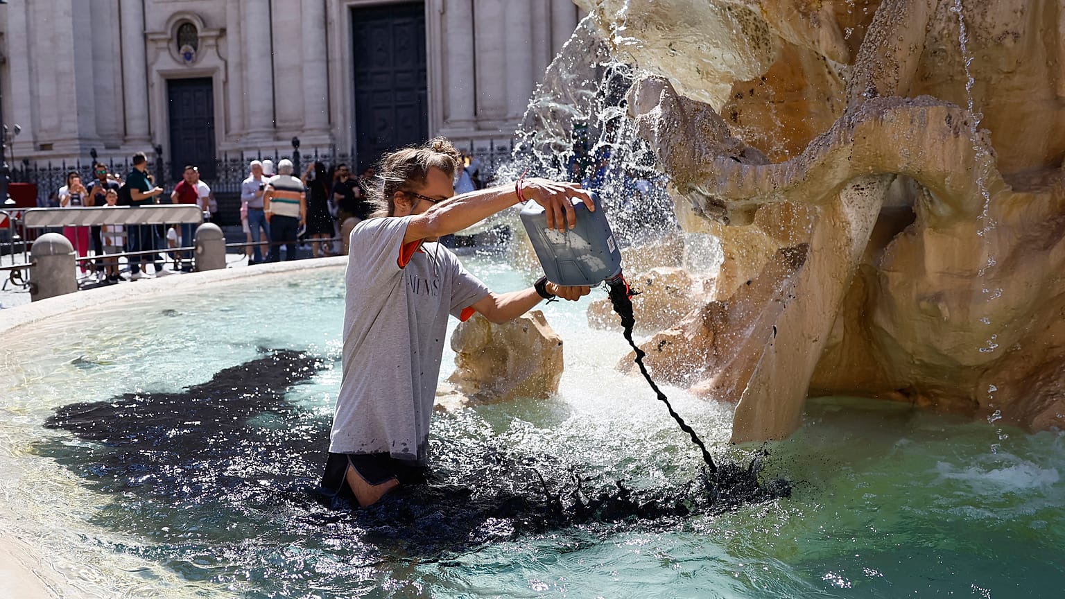 Un activista climático del grupo "Última Generación", durante una acción en la fuente Quattro Fiumi en Roma el 6 de mayo de 2023