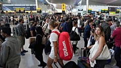 Ταξιδιώτες σχηματίζουν ουρά στον έλεγχο ασφαλείας στο αεροδρόμιο Heathrow του Λονδίνου.