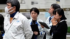 Japonya Havacılık ve Uzay Keşif Ajansı (JAXA) personeli, Ay'ı Araştırmak için Akıllı Lander (SLIM) uzay aracının Ay'a nokta atışı iniş operasyonunun canlı yayınını izliyor.
