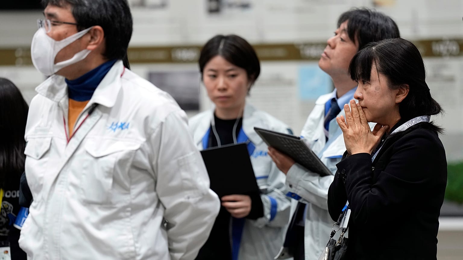 يشاهد موظفو وكالة استكشاف الفضاء اليابانية (JAXA) بثًا مباشرًا لعملية الهبوط الدقيق على سطح القمر بواسطة المركبة الفضائية Smart Lander 