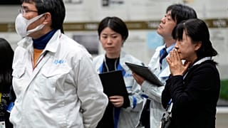 يشاهد موظفو وكالة استكشاف الفضاء اليابانية (JAXA) بثًا مباشرًا لعملية الهبوط الدقيق على سطح القمر بواسطة المركبة الفضائية Smart Lander 