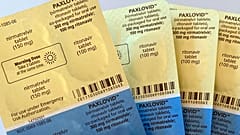 A Pfizer által gyártott és az EMA által 2022 januárjában engedélyezett "Paxlovidot" ingyen kellett volna biztosítaniuk a betegek számára. 