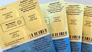 A Pfizer által gyártott és az EMA által 2022 januárjában engedélyezett "Paxlovidot" ingyen kellett volna biztosítaniuk a betegek számára. 