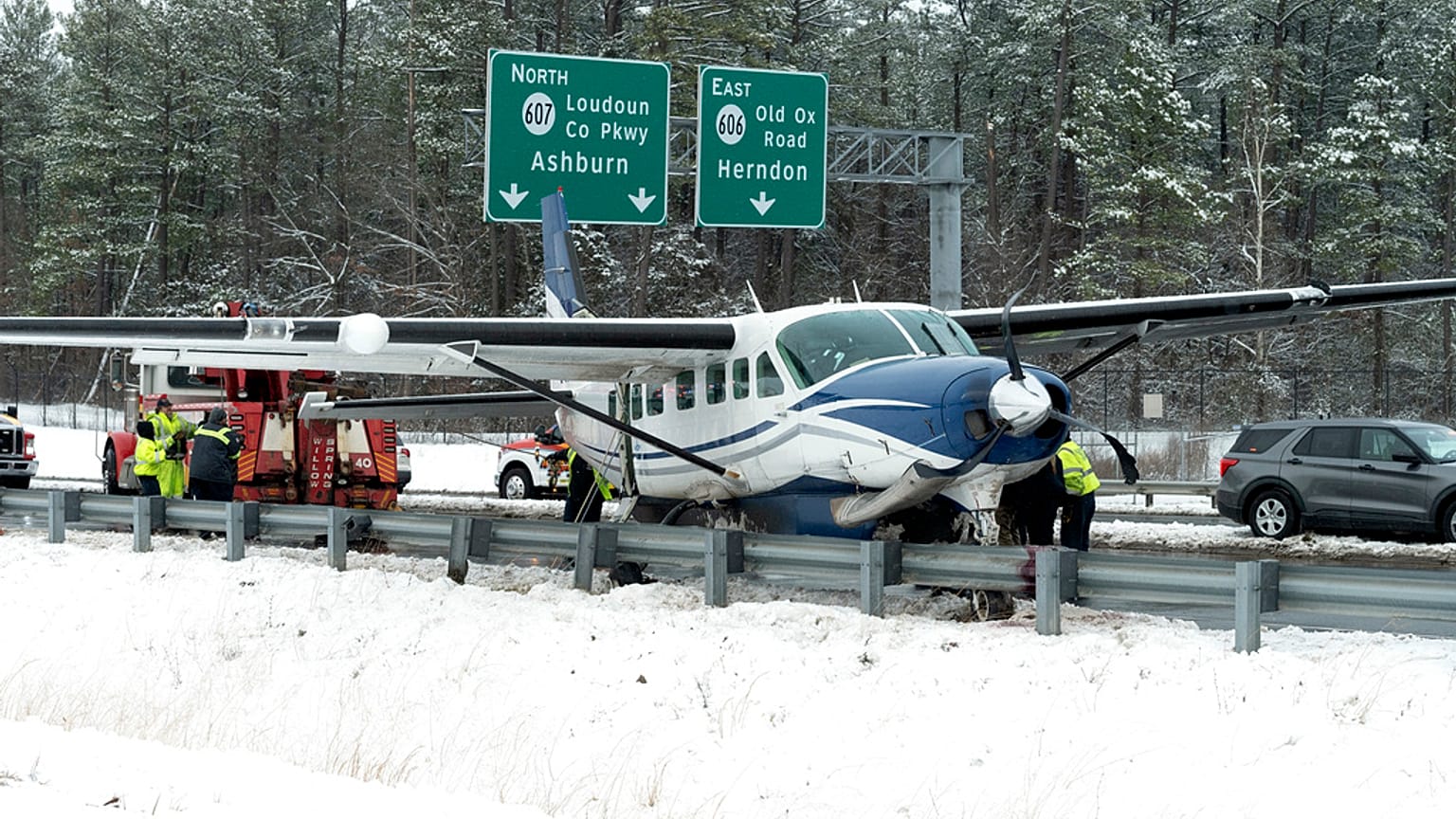 Imagen de la avioneta en la carretera.