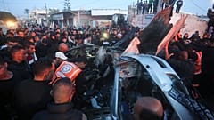 الفلسطينيون يحيطون بسيارة استهدفها القصف الإسرائيلي في رفح. 2024/01/20