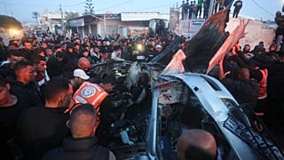 الفلسطينيون يحيطون بسيارة استهدفها القصف الإسرائيلي في رفح. 2024/01/20