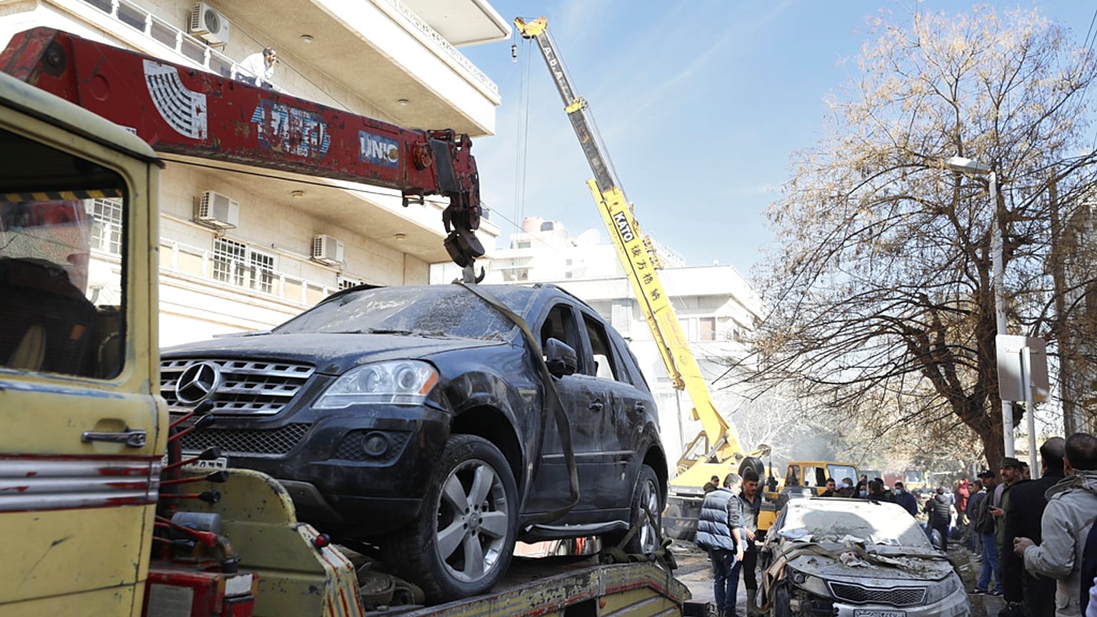 Συνεργεία πρώτων βοηθειών στο σημείο της πυραυλικής επίθεσης στη Δαμασκό