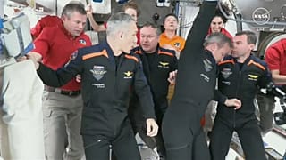 Ax-3 ekibini taşıyan Dragon kapsülü UUİ'ye kenetlendi