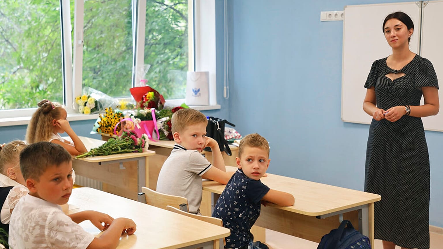 Gyerekek egy mariupoli iskolában 2022. szeptember 1-én