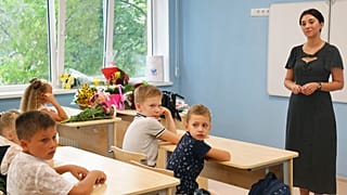 Gyerekek egy mariupoli iskolában 2022. szeptember 1-én