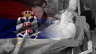 Nikola Sandulović hordágyon, és a BIA jelvénye