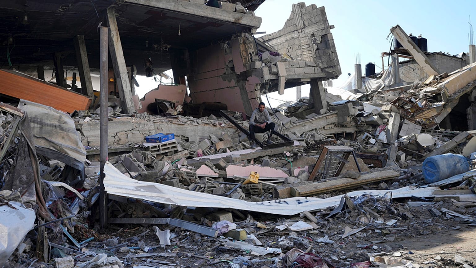 Ein Palästinenser inmitten der Trümmer des Flüchtlingslagers Nusseirat im Gazastreifen, 19. Januar 2024. 