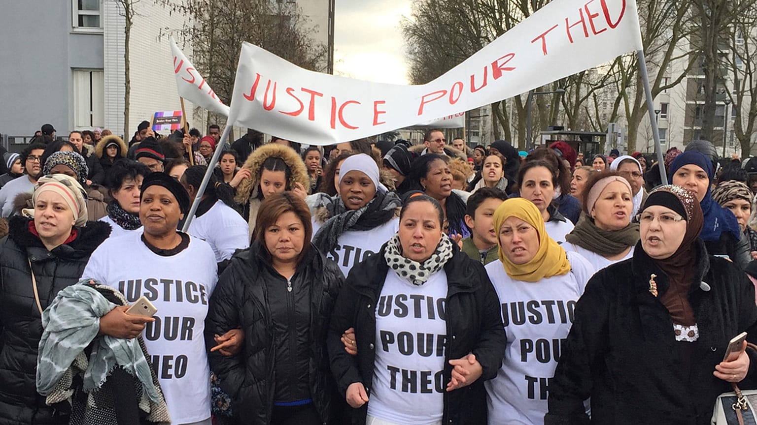 Fransa'nın başkenti Paris'in kuzeyindeki Aulnay-sous-Bois sokaklarında yürüyen insanlar, bir polis memurunun şiddet uygulamakla suçlanmasının ardından düzenlenen protesto gösterisinde "Theo için Adalet" yazılı bir pankart taşıdı