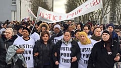 Fransa'nın başkenti Paris'in kuzeyindeki Aulnay-sous-Bois sokaklarında yürüyen insanlar, bir polis memurunun şiddet uygulamakla suçlanmasının ardından düzenlenen protesto gösterisinde "Theo için Adalet" yazılı bir pankart taşıdı