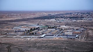 Le Centcom a indiqué dans un communiqué que la base aérienne Ain al Assad avait été touchée par des roquettes et des missiles balistiques tirés, depuis le territoire irakien,
