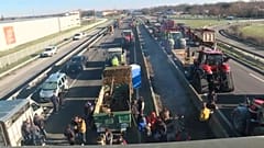 مزارعون يغلقون الطريق السريع "A64" بين تولوز وبايون.