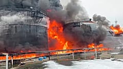 Горящие нефтяные резервуары после удара беспилотника по городу Клинцы в Брянской области, 19 января
