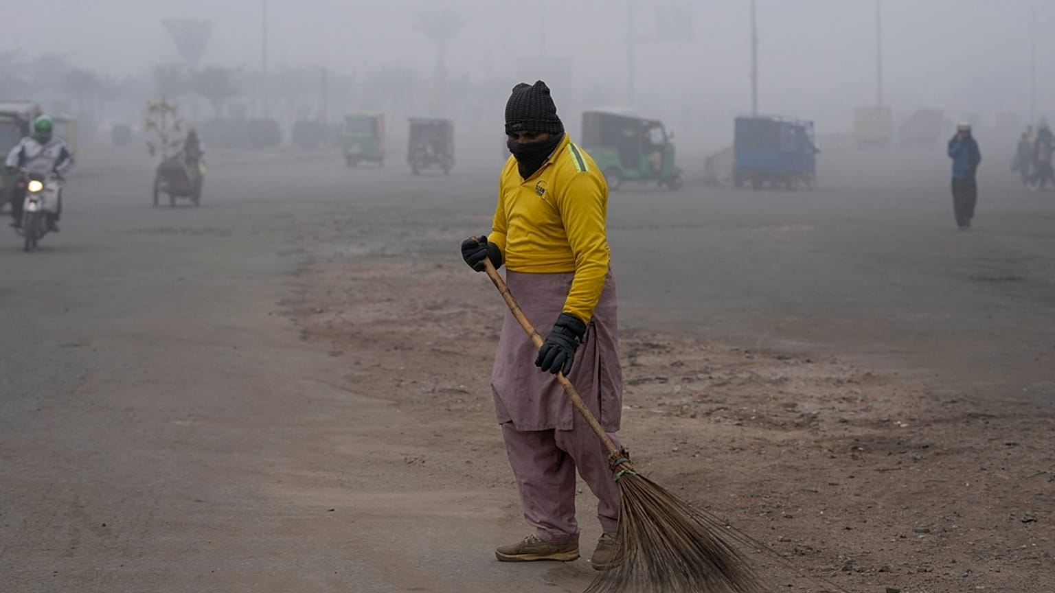 Utcaseprő férfi Lahore-ban 2024. január 11-én
