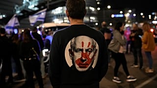 İsrailli rehinelerin yakınları ve protestocular Netanyahu'nun konutunun dışında gösteri düzenledi
