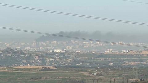 Gaza, colonne di fumo ed esplosioni