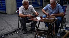 Eminönü'nde dükkanlarının önünde çalışan esnaflar (Arşiv) 