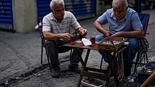 Eminönü'nde dükkanlarının önünde çalışan esnaflar (Arşiv) 