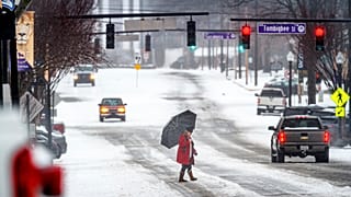 Une route couverte de glace et de neige, jeudi 18 janvier 2024 dans le centre de Florence, Alabama, sud des États-Unis.