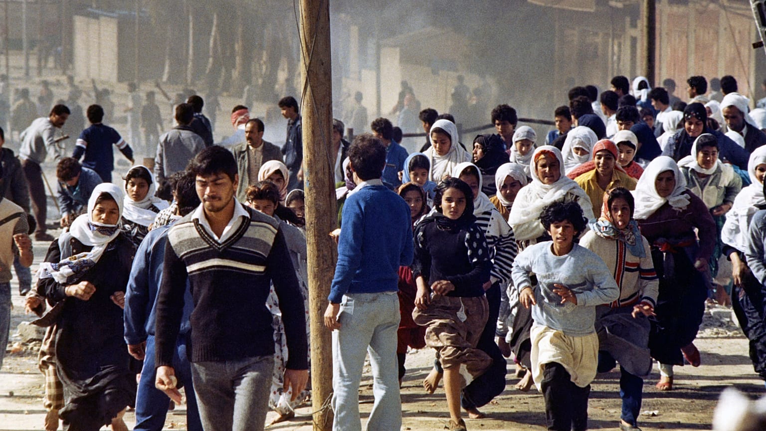 مجموعة من النساء الفلسطينيات يهربن من تقدم القوات الإسرائيلية