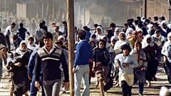 مجموعة من النساء الفلسطينيات يهربن من تقدم القوات الإسرائيلية