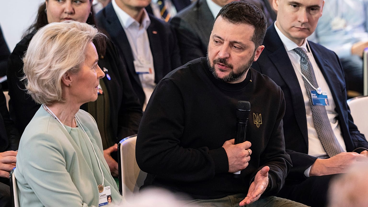 Ursula von der Leyen, az Unió bizottsági elnöke, és Zelenszkij ukrán elnök Davosban, 2024 január 16.