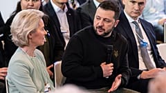 Ursula von der Leyen, az Unió bizottsági elnöke, és Zelenszkij ukrán elnök Davosban, 2024 január 16.