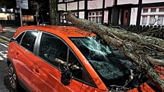 Sturmtief "Isha" ist mit Windgeschwindigkeiten von bis zu 150 Kilometern pro Stunde über Großbritannien und Irland hinweggefegt.