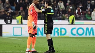 A Friuli Stadion gyepéről levonuló Maignant nyugtatja Fabio Maresca játékvezető