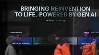 Menschen spiegeln sich in einem Fenster eines Gebäudes an der Davoser Promenade mit einem Slogan über KI am Rande des Weltwirtschaftsforums in Davos, Schweiz, Donnerstag, 18. Januar 2024.
