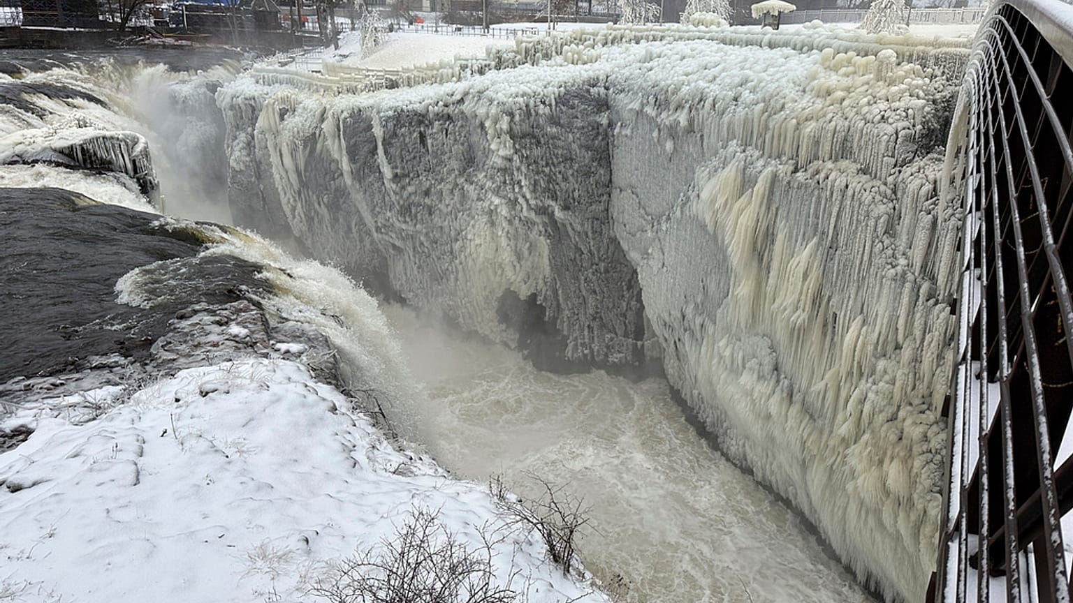 Chutes d'eau glacées à Paterson dans le New Jersey, le 18 janvier 2024.