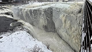 Chutes d'eau glacées à Paterson dans le New Jersey, le 18 janvier 2024.
