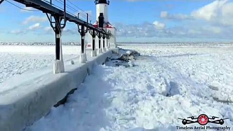 Der Michigansee ist von einer dicken Eisschicht bedeckt. 