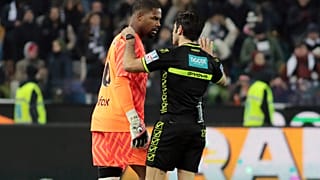 الحكم فابيو ماريسكا ومايك مينيان لاعب ميلان خلال مباراة الدوري الإيطالي بين أودينيزي وإيه سي ميلان التي تم تعليقها بسبب إساءات عنصرية استهدفت مينيان.