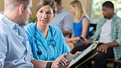 Patienten, die weiß und männlich sind, werden einer neuen Studie zufolge in Unfall- und Notaufnahmen eher bevorzugt behandelt. 