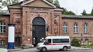 Mentőautó a budapesti Szent János Kórház előtt