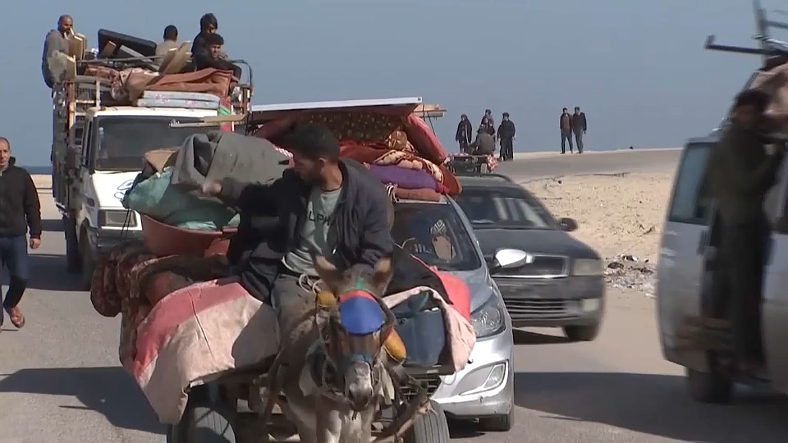 نازحون من خانيونس باتجاه رفح