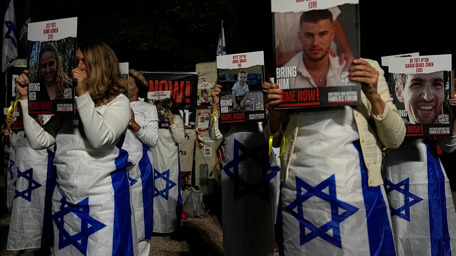 Familien der Geiseln, die von der Hamas entführt wurden, fordern ihre Befreiung. 