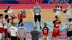 Székely Norbert (középen) magyaráz a játékosoknak a magyar női kosárlabda-válogatott edzésén az Európa-bajnokság helyszínén, a ljubljanai Stozice Arenában 2023. június 21-én. 