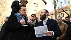 Musk visita el campo de exterminio nazi de Auschwitz-Birkenau en Oswiecim, Polonia, este lunes 22 de enero